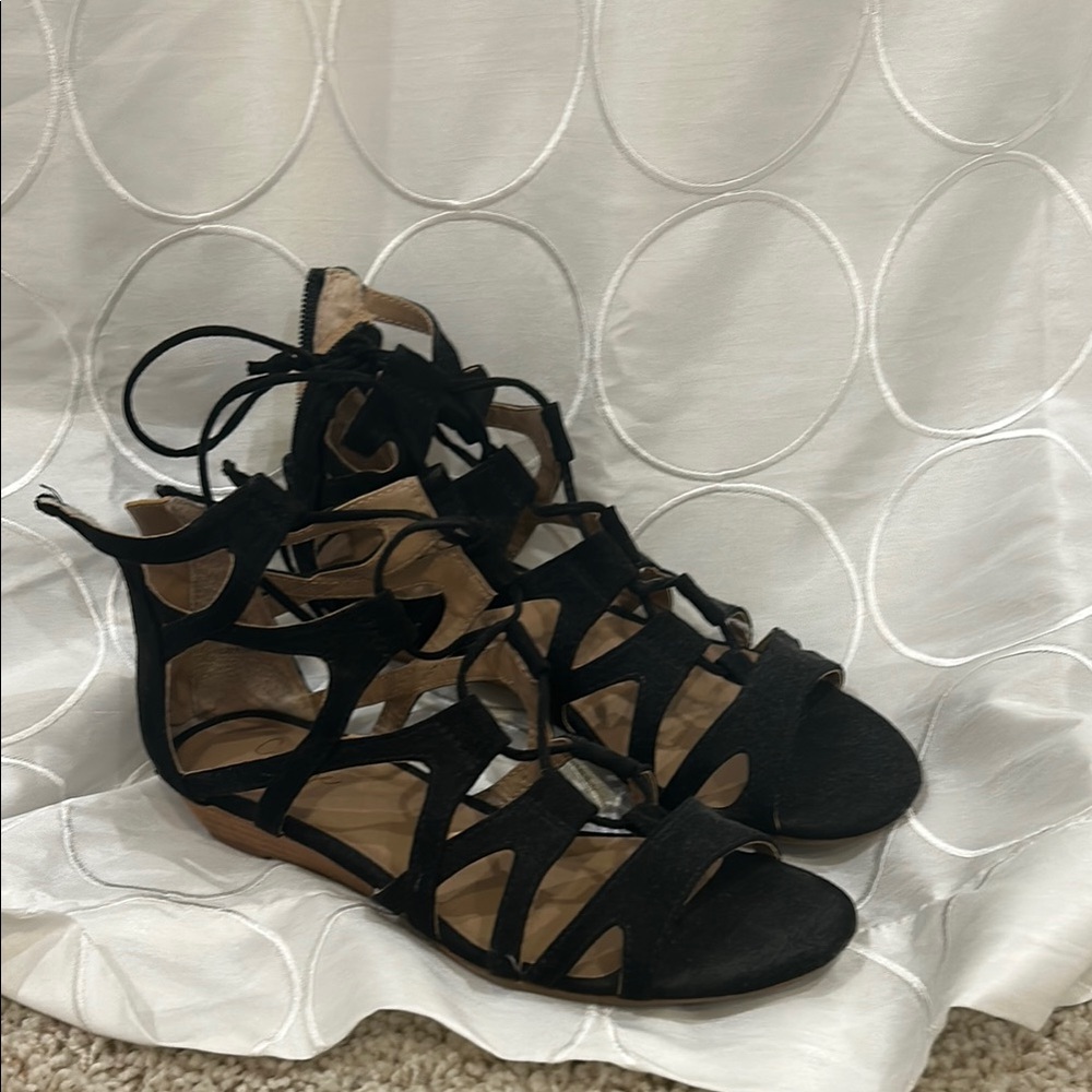 Crown Vintage Black and Tan Gladiator Sandals